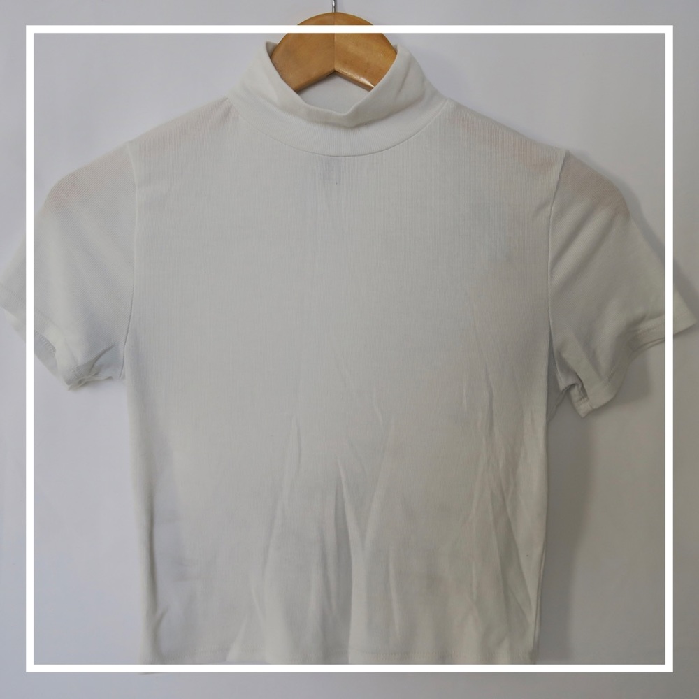 ❔ White Mock Neck Crop Top